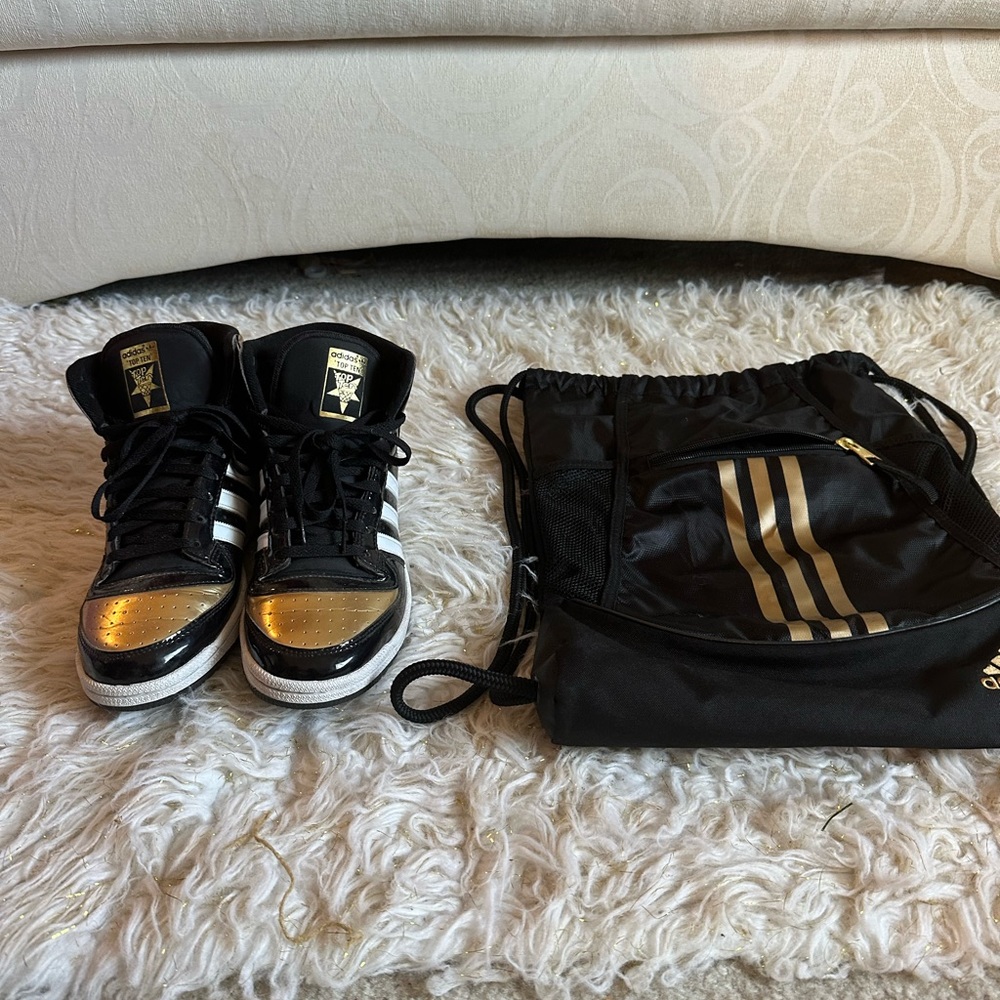 Men’s Adidas gun shoes with back sack to match!